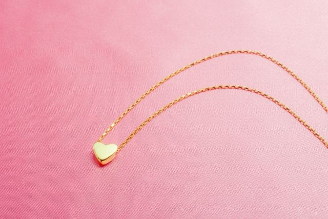 縁結びのゴールドアクセサリーが人気！モチーフに込められた意味